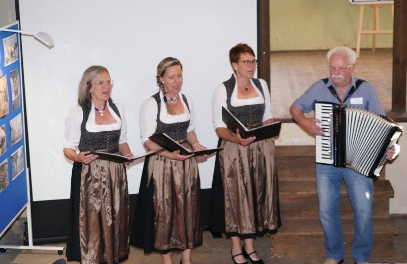2022-07-04_Ausstellung_fov_01.jpg - Mit dem Waldthurner Gesangstrio TriAngel und Georg Schmidbauer am Akkordeon wird die Ausstellung eröffnet.