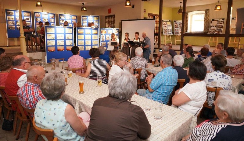 2022-07-04_Ausstellung_fov_04.jpg - Der historische Kühnhauser-Saal ist bei der Eröffnung der Ausstellung voll besetzt.