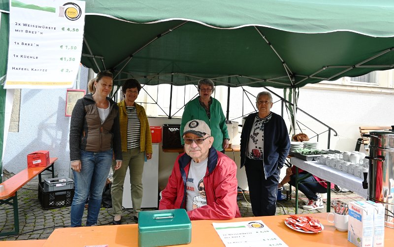 2022-07-04_Buergerfest_rs.jpg - Beim Bürgerfest in Waldthurn am 10. Juli 2022 (hier der Weißwurst-Stand des Heimatkundlichen Arbeitskreises) zieht es viele Besucher zur Ausstellung in den Kühnhauser-Saal. 