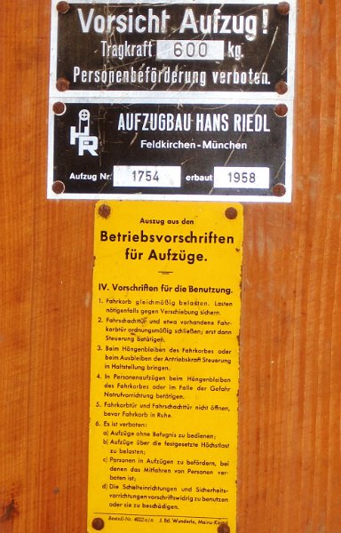 HAK_Ausstellung_LTO_03_2019_06.JPG - Relikte aus alten Raiffeisen-Zeiten: Hinweise zum Lastenaufzug im kleinen Theaterraum.