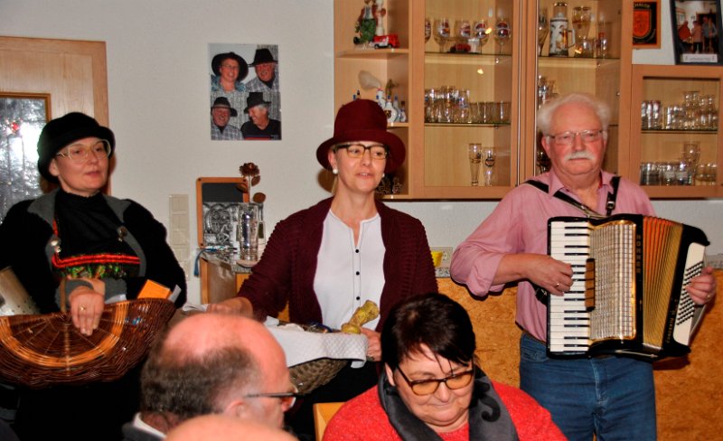 A_Sau_Komi_Raisol_05.JPG - Die zwei Krenweiber (Andrea Götz und Steffi Daubenmerkl) präsentierten zusammen mit Georg Schmidbauer Saugeschichten und -lieder.  